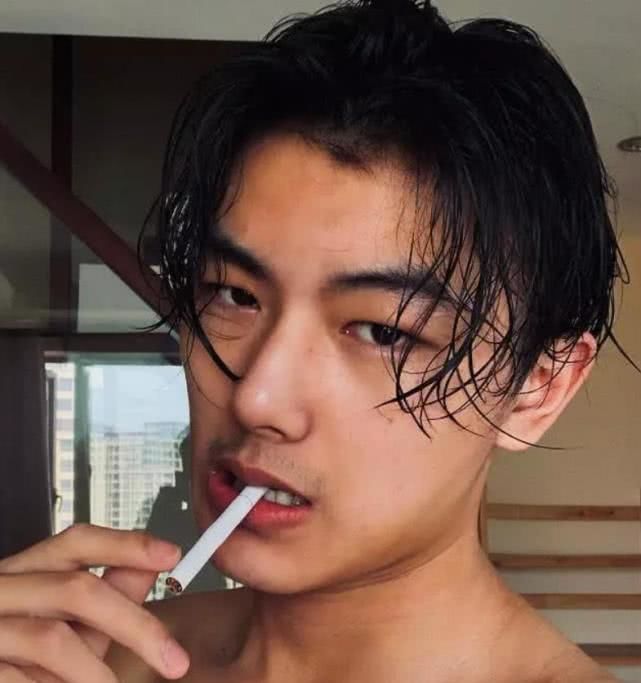 即付守东离开杨清柠之后变成熟了看到他的近照后网友想追