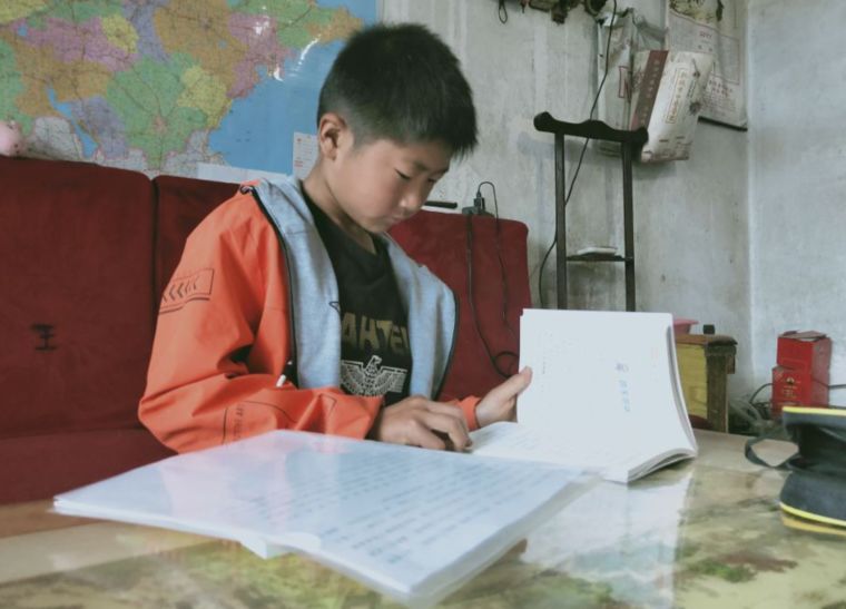 11岁男孩王洪晓即使不能行走也要感受大地的温度附视频