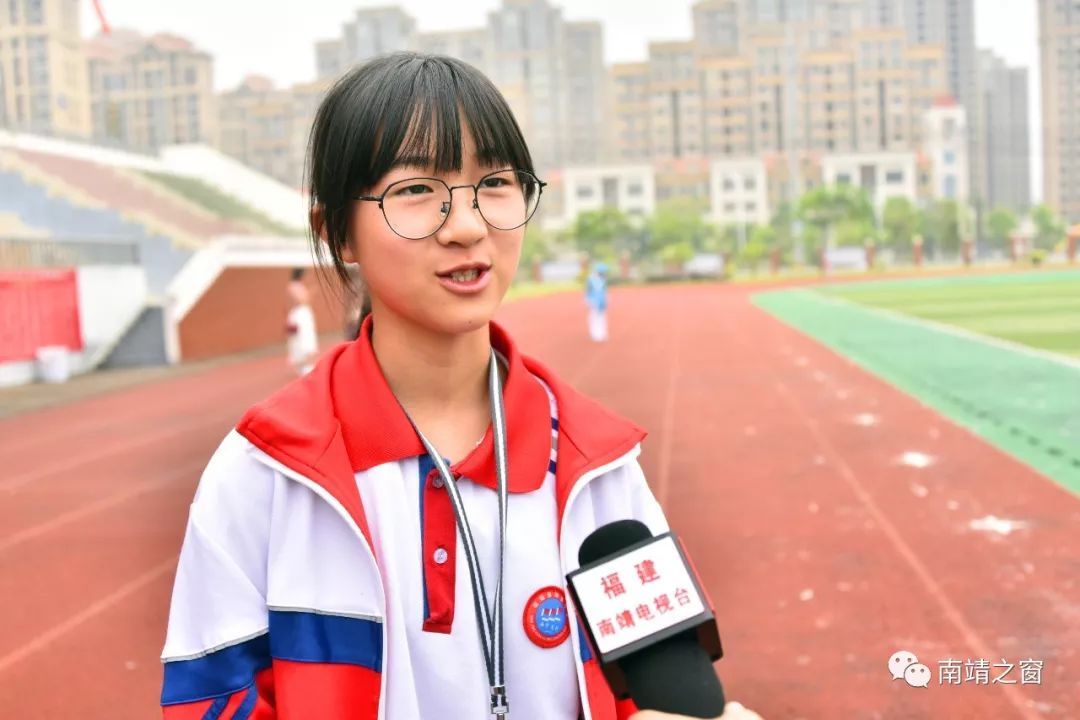 湖美中学学生 庄恺祎说"在这次艺术节中,同学们体现的积极向上,奋发