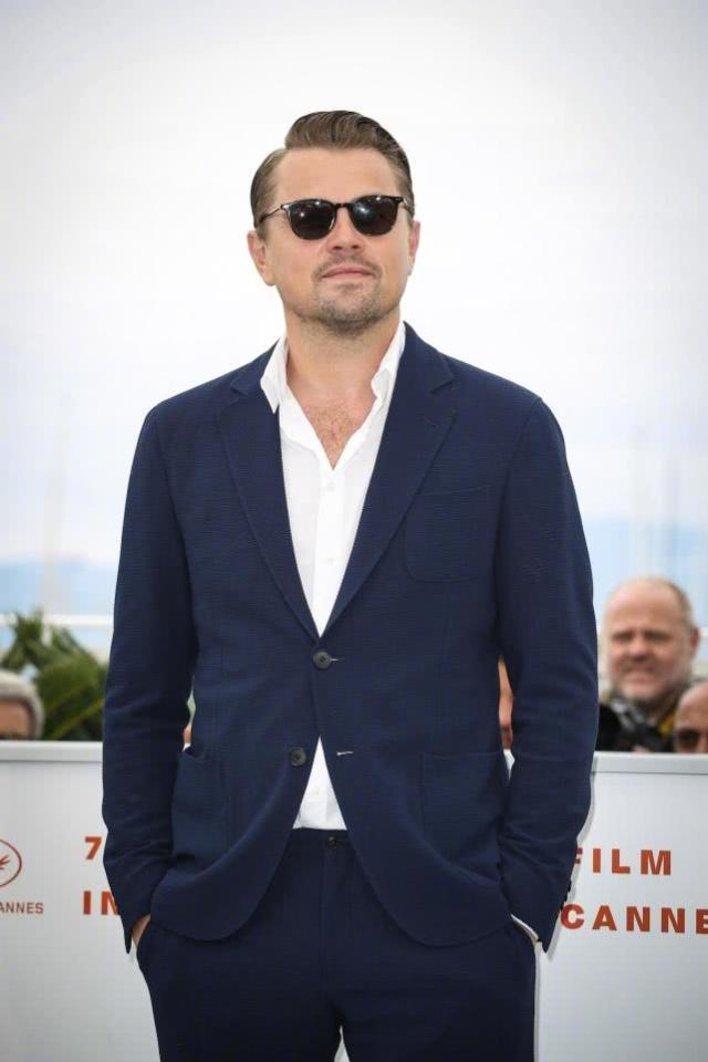 莱昂纳多戛纳电影节帅完后挺着大肚子与女友休闲装曼哈顿漫步