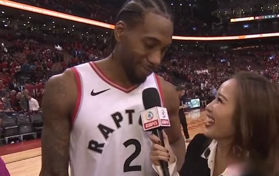 原创机器人假笑程序触发伦纳德接受采访这段也太好玩了吧