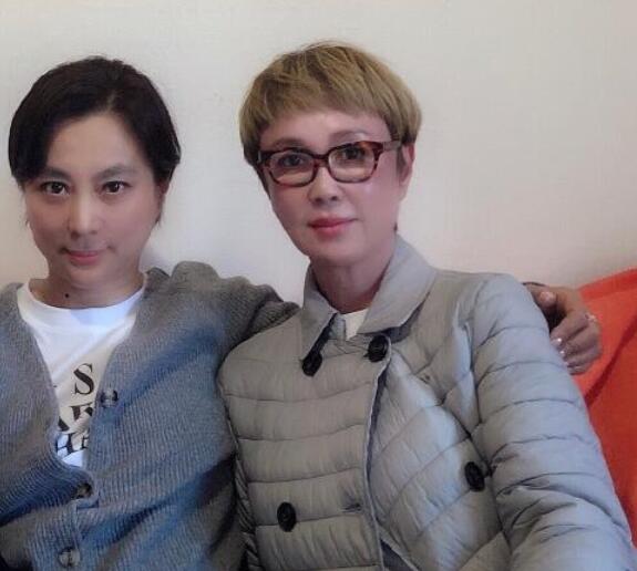 李玲玉和傅艺伟合影照曝光, 玉兔精和苏妲己如今变成这样了!