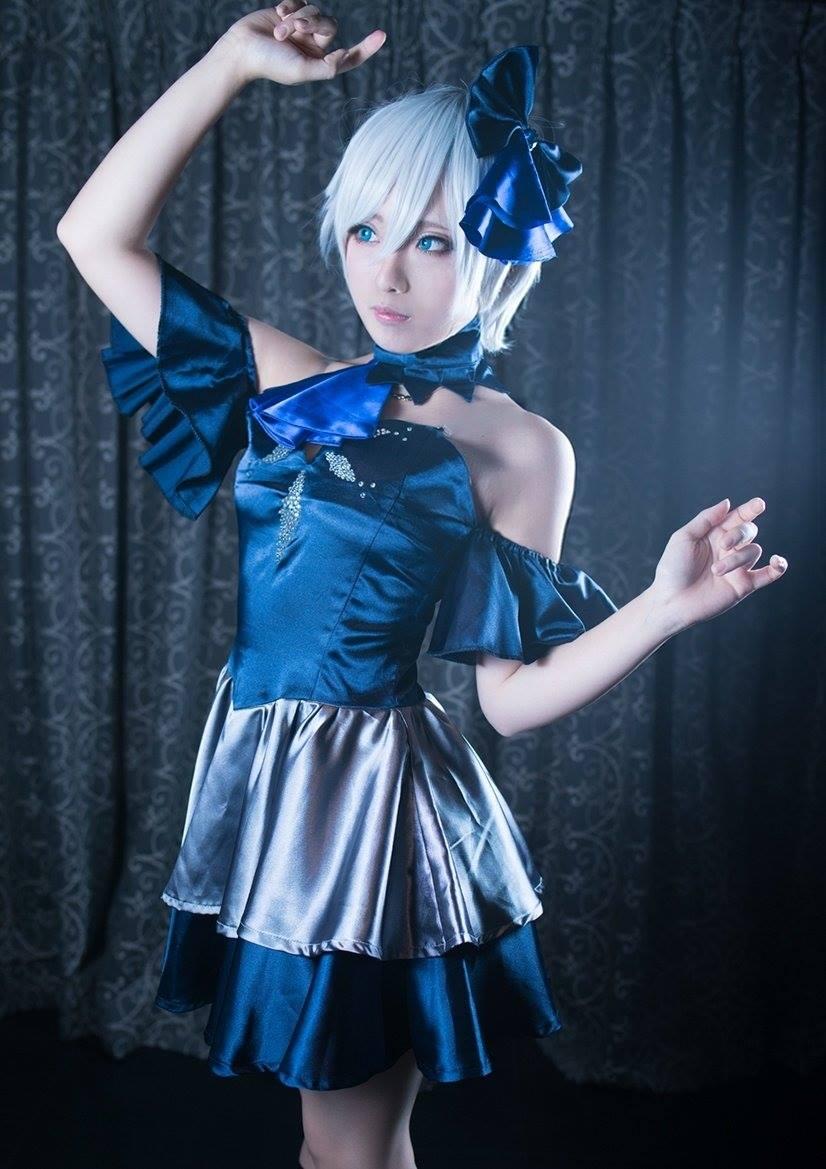 安娜史塔西亚,她拥有着银灰色短发和冰蓝色的眼睛.