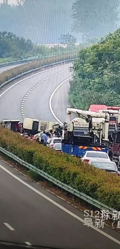 滁新高速收割机滚落一地现场惊呆了