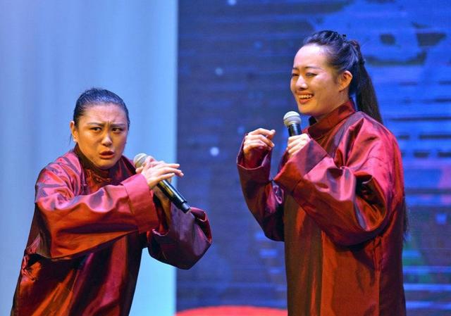 你穿个灰大褂,啥身材都看不出来了,相声包袱内容也比较俗,男演员说
