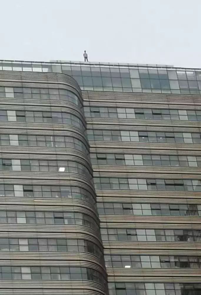 惋惜一男子从郑州大学第一附属医院楼顶跳下身亡警方已介入调查
