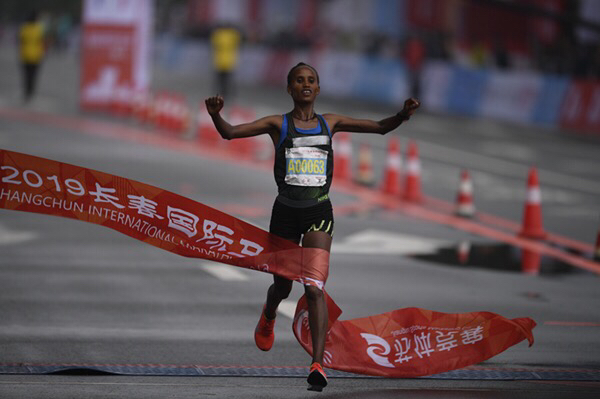 全马女子撞线第一名a00063