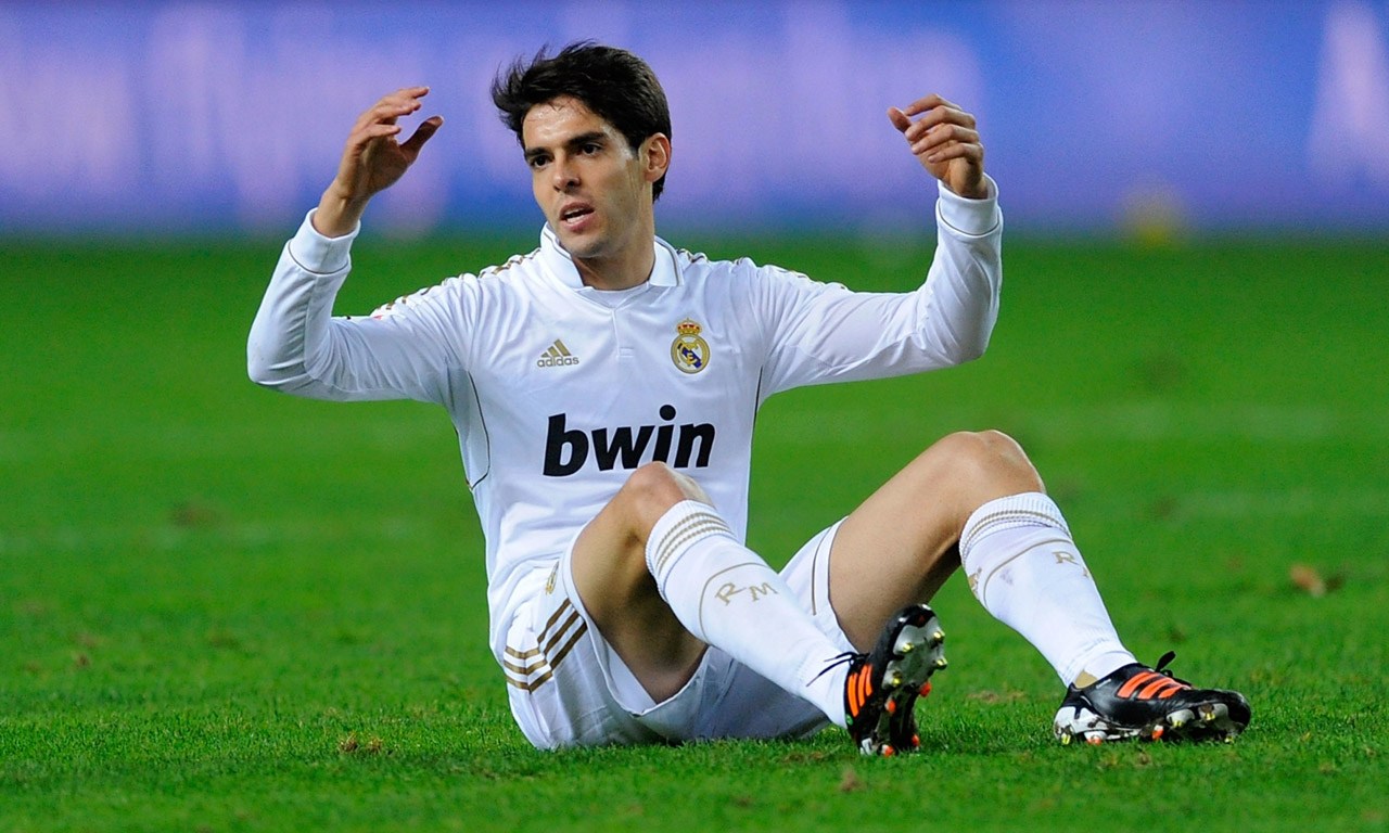 一世英名毁于转会,5大足坛巨星从此坠落凡间!