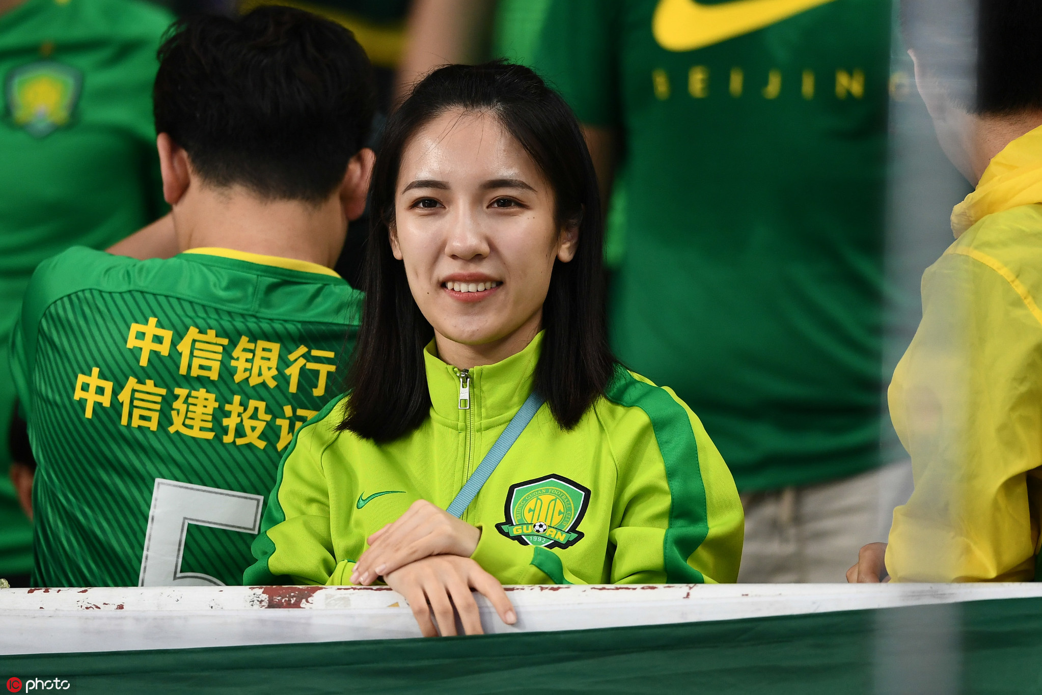 上海上港vs北京中赫国安 双方美女球迷争奇斗艳