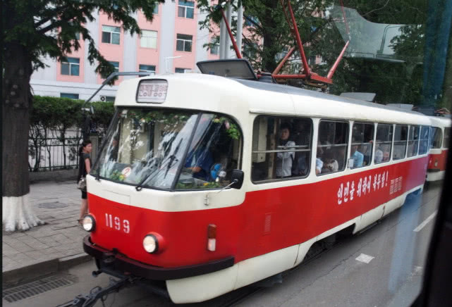 朝鲜平壤地铁现状,和想象的不一样,中国游客:非常干净大气!