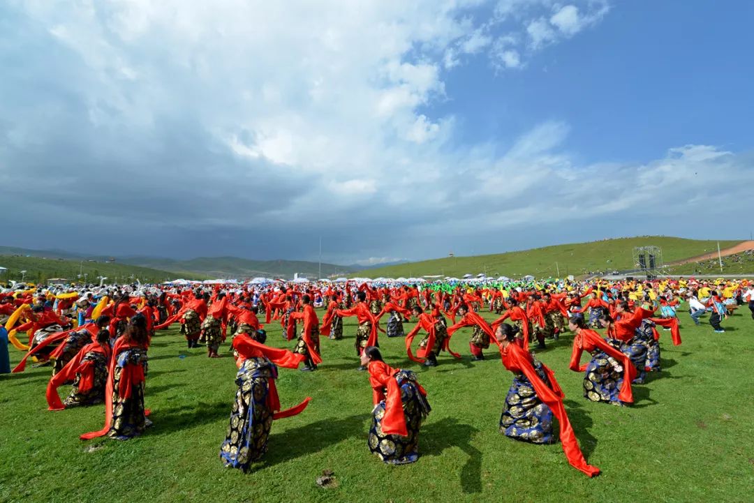 溜溜的山,去看一下丹巴美女,感受原生态的民族舞蹈,这里有弦子,锅庄