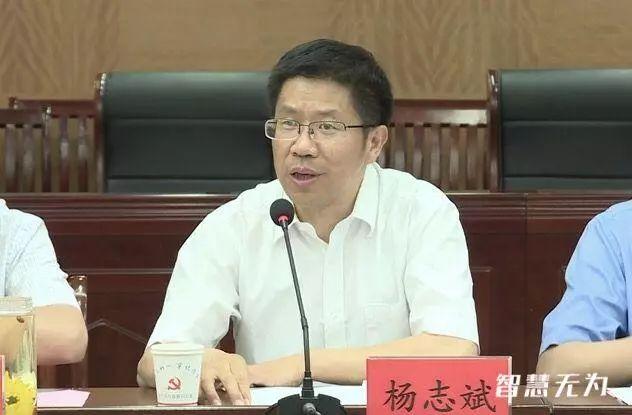 头条| 县委召开县处级以上干部大会_袁发林