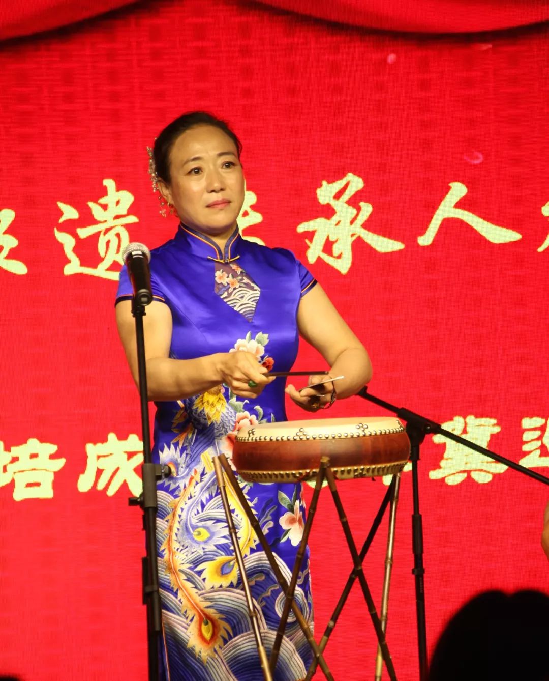 来自沧州的西河大鼓演员王敏演出了《报母恩》表现了传统文化孝道的