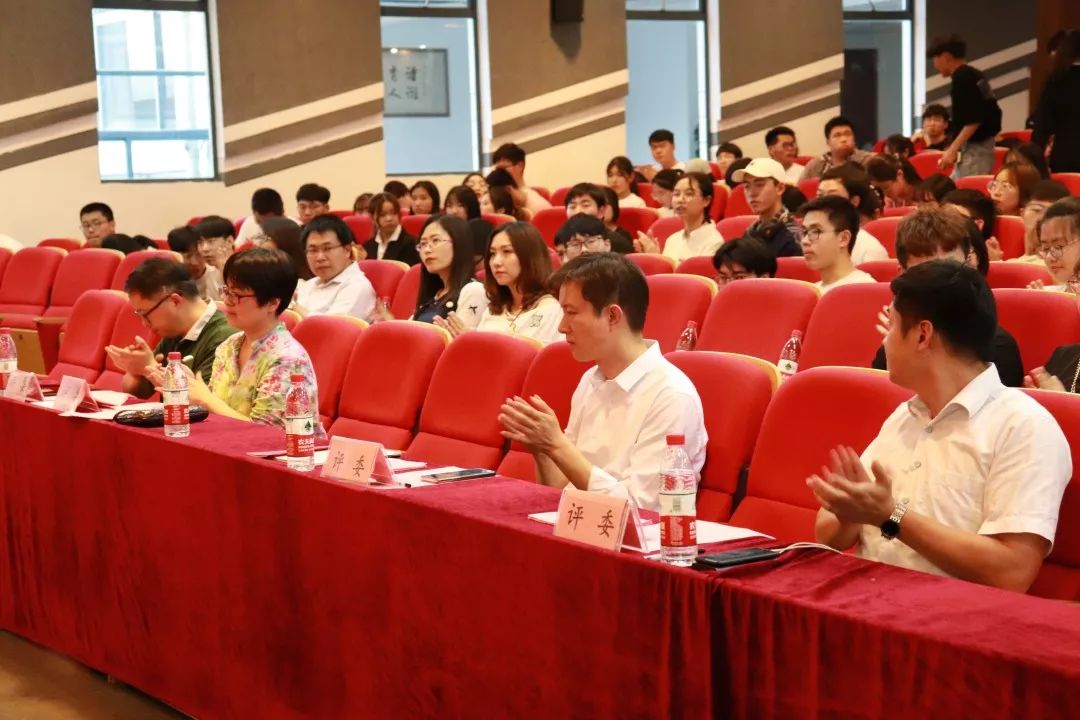 评委介绍02奏唱团歌01为纪念五四运动,发扬五四精神,弘扬正气,激励