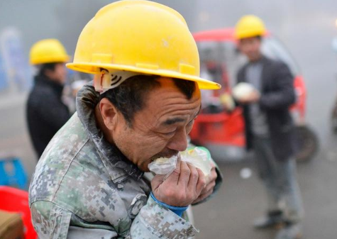 还记得那个催泪中国人的邢万强吗他的经历是多数农民工的生活