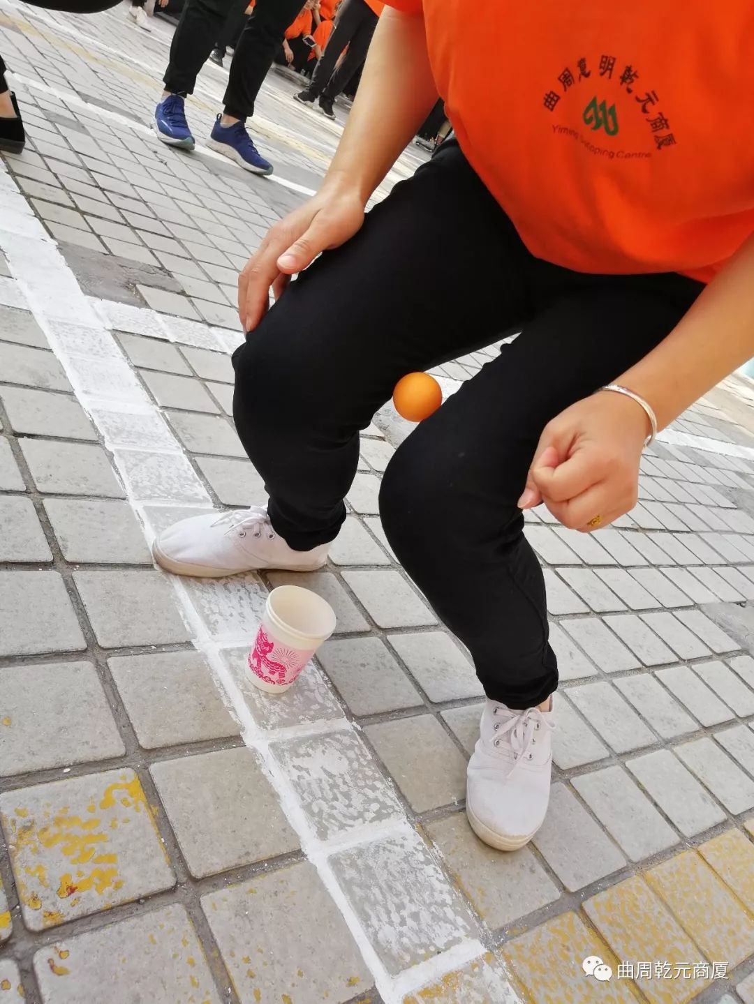  拔河比赛>在这场运动盛会里中间还有精彩表演s蹲妖娆舞蹈给运动会