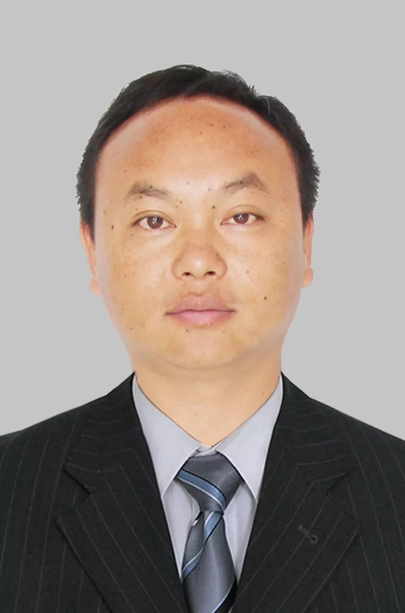 施建华,男,彝族,1985年1月生,本科文化,中共党员,2004年3月参加工作.