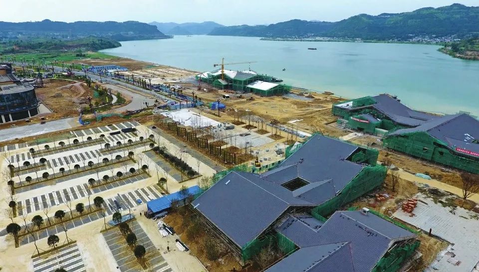 记者在阆中水城项目北大门入口看到,游客接待中心和展示中心的两栋