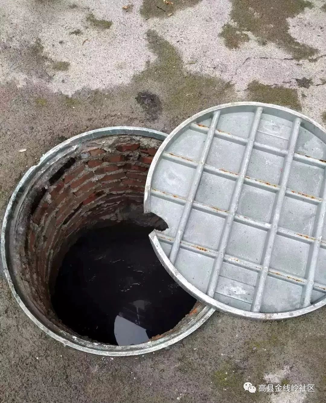 导致井盖翻转,结果其中一个小孩不慎掉入了下水道井里