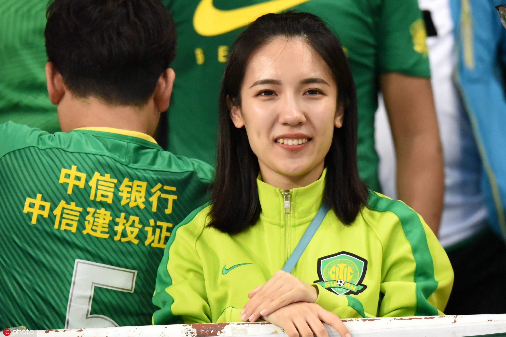 上海上港vs北京中赫国安 双方美女球迷争奇斗艳