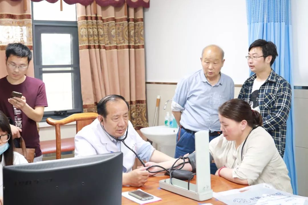 全国基层名老中医药专家张勋忠项城市中医院副院长靳华一行来我院参观