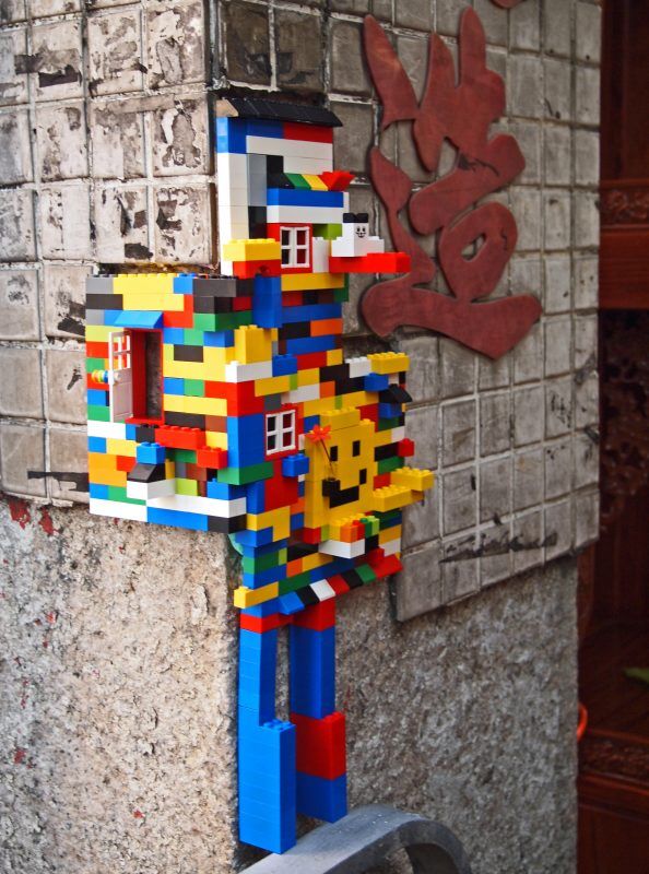 他用乐高填补古建筑艺术创作的背后同样引发人类的深思