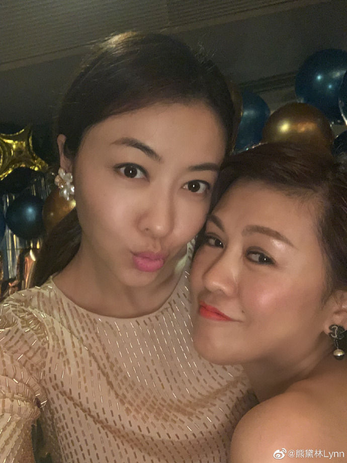 熊黛林晒与好友合影照,古铜色皮肤很吸睛似孪生姐妹