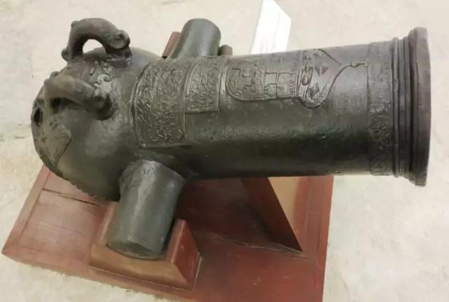 口径为10cm,长70cm,弹膛长57厘米,可以发射7磅重的铁弹.