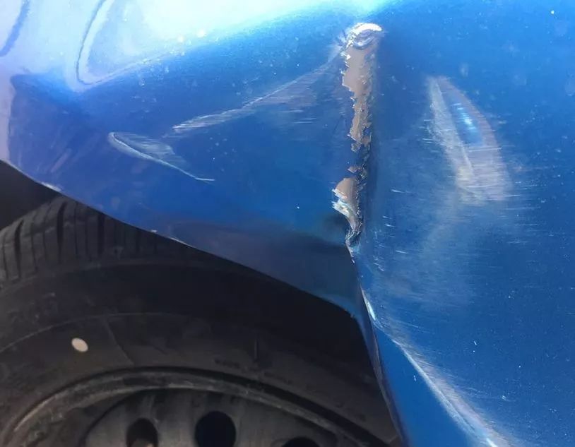 右前轮胎爆胎,车头也被撞凹了进去