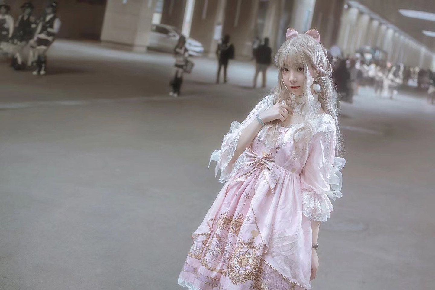 lolita:粉色裙子的大眼睛女孩.