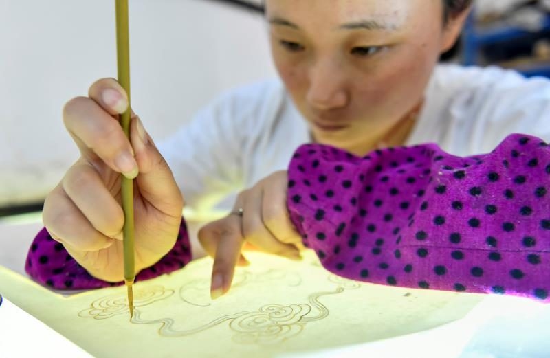 非遗"粉蜡笺"(李远波摄)在安徽巢湖黄麓镇有一个纸笺加工技艺传习基地