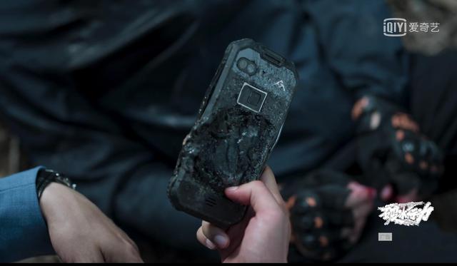 《破冰行动》林胜武高处坠落怒砸手机毁证据,啥手机这么难弄坏?