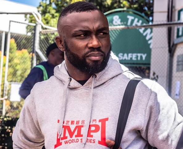 就看上了黑人拳王胡斯-哥路沙,认为其能给她带来安全感,因此主动倒追