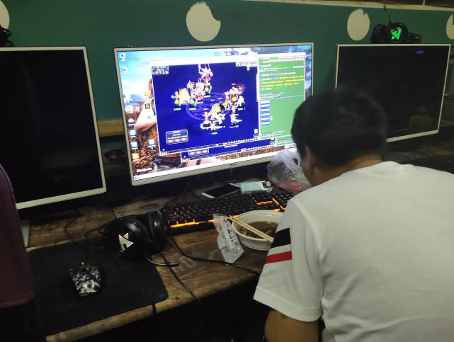 小编爬上二楼看了一眼,发现了三个"社会小哥",在网吧的角落里玩游戏