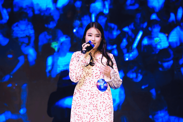 微微甜的歌声,划破所有腐朽舞台美好得仿佛一副画卷百事君也忍不住为