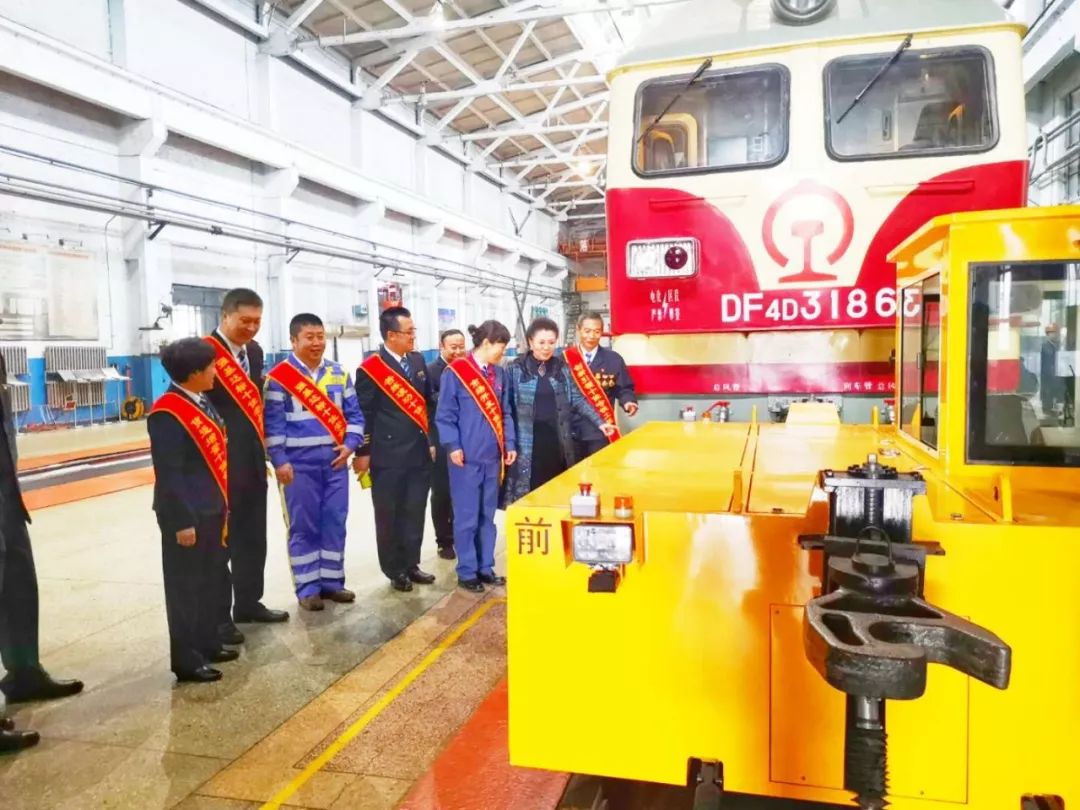 劳模在绥化站交流学习魏璟琪在齐齐哈尔机务段满洲里运用车间交流学习