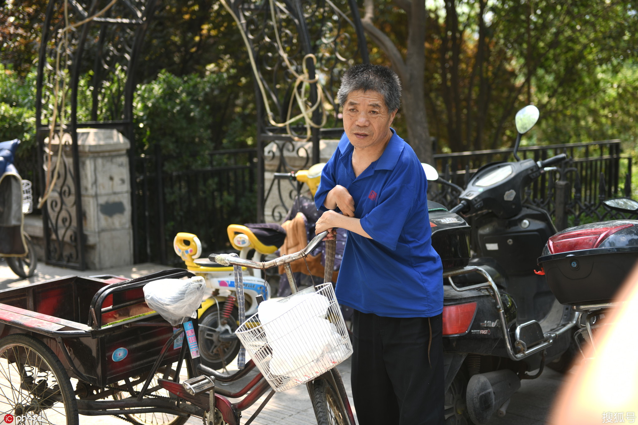 励志老人天生残疾 三轮车套缰绳骑行谋生