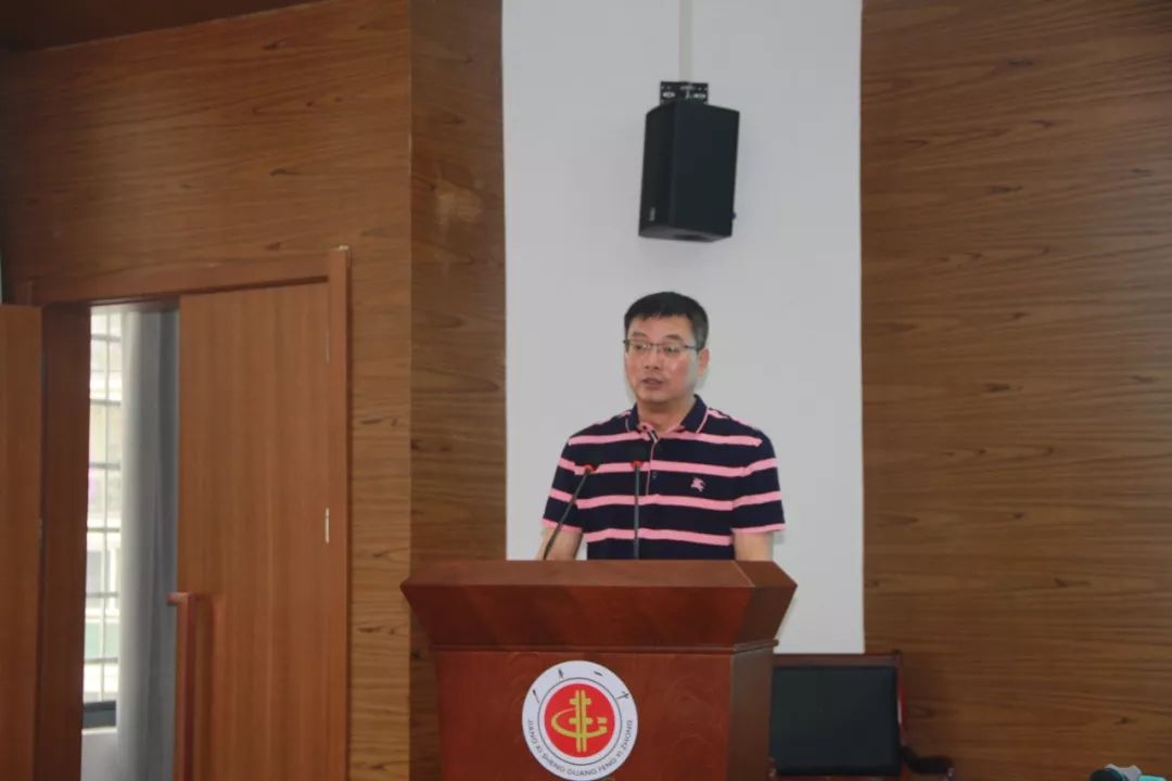 紫阳中学副董事长吴厚宏,饶州中学董事长王国喜,理事裴自亮