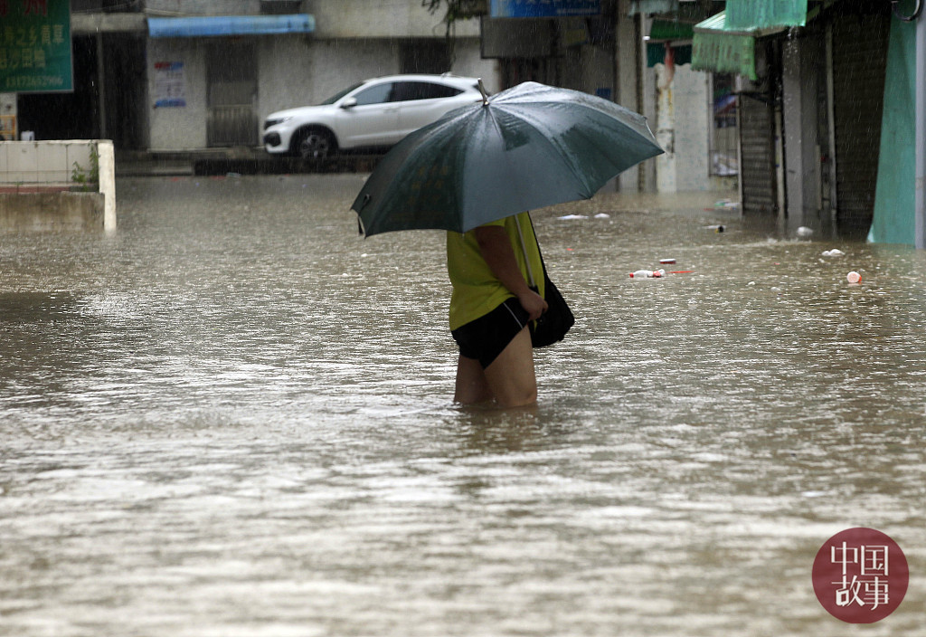 广东珠海遭遇暴雨袭击 部分地区水浸严重路面可划船