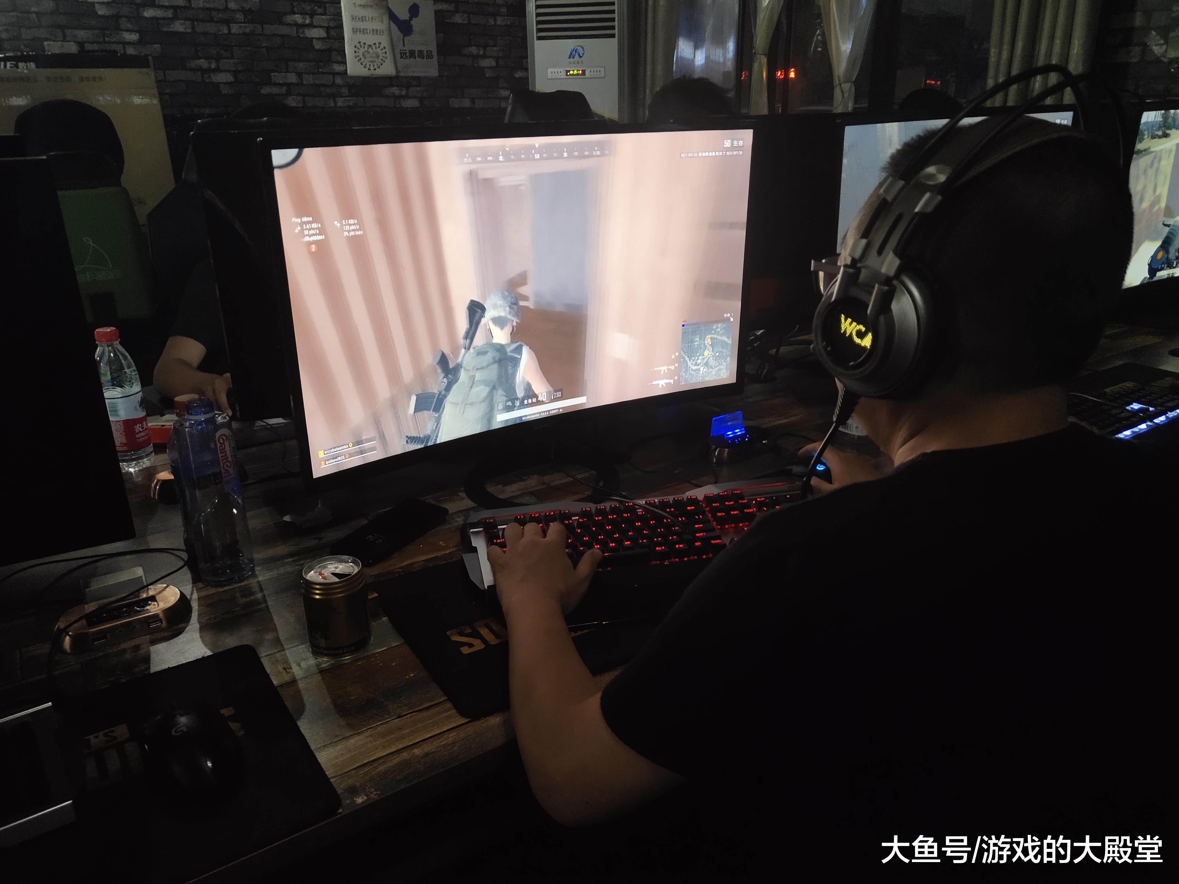 网吧偶遇一老头头发都白了还来玩吃鸡技术还不错呢