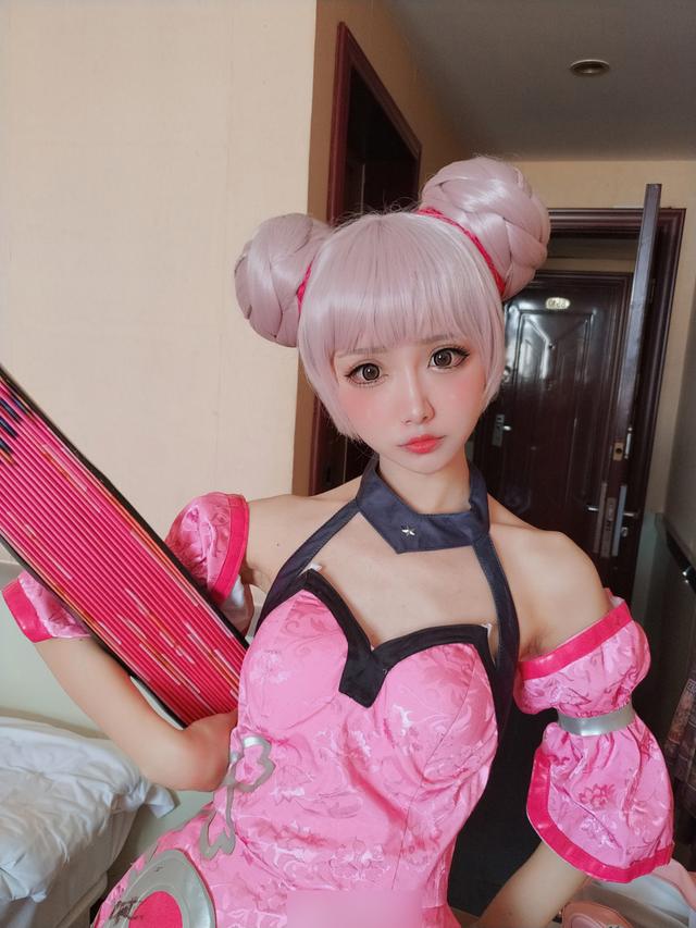长相很萌的妹子cos王者荣耀小乔这包包头真是太可爱了