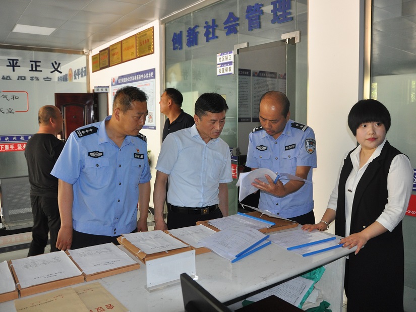 张卫毅一行还深入县禁毒办,城关社区戒毒(康复)工作
