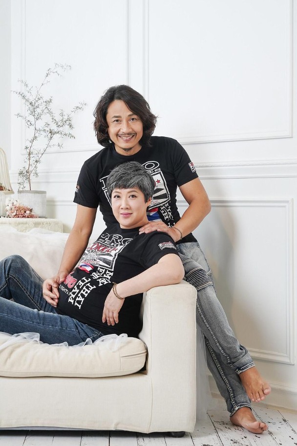 黄泽锋52岁太太怀孕8个月拍大肚写真