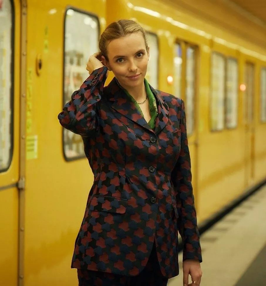 com同样充满力量感的套装在第二季中,villanelle身穿黑色定制西装