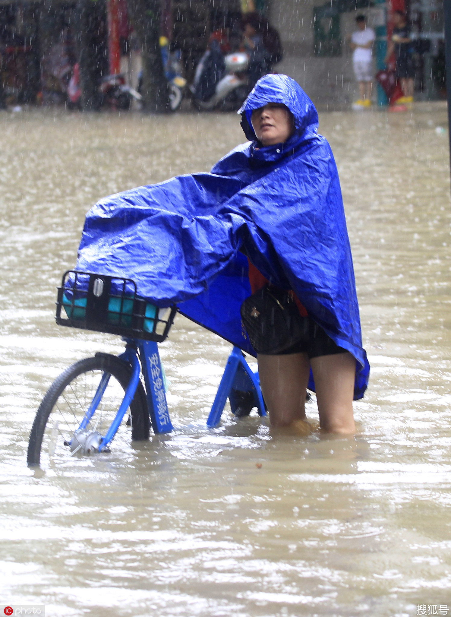 广东珠海遭最大暴雨袭击 行人不惧风雨淡定骑车
