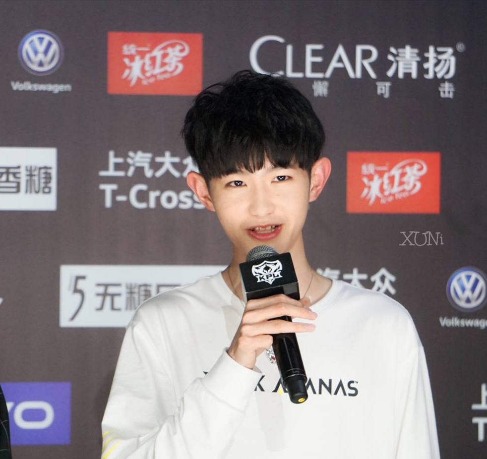 王者荣耀:kpl赛场上直击人心的颜值 诺言被喊"电竞彭于晏"!