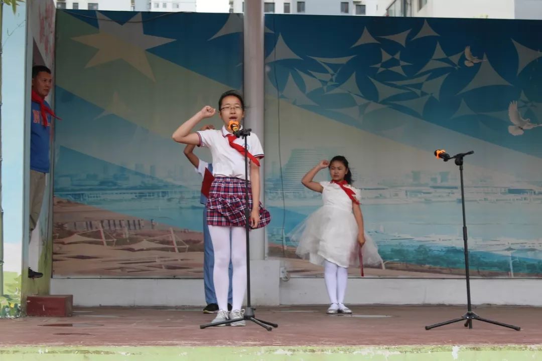 我与祖国共成长争做小小追梦人浮来春小学2018级全体同学入队仪式