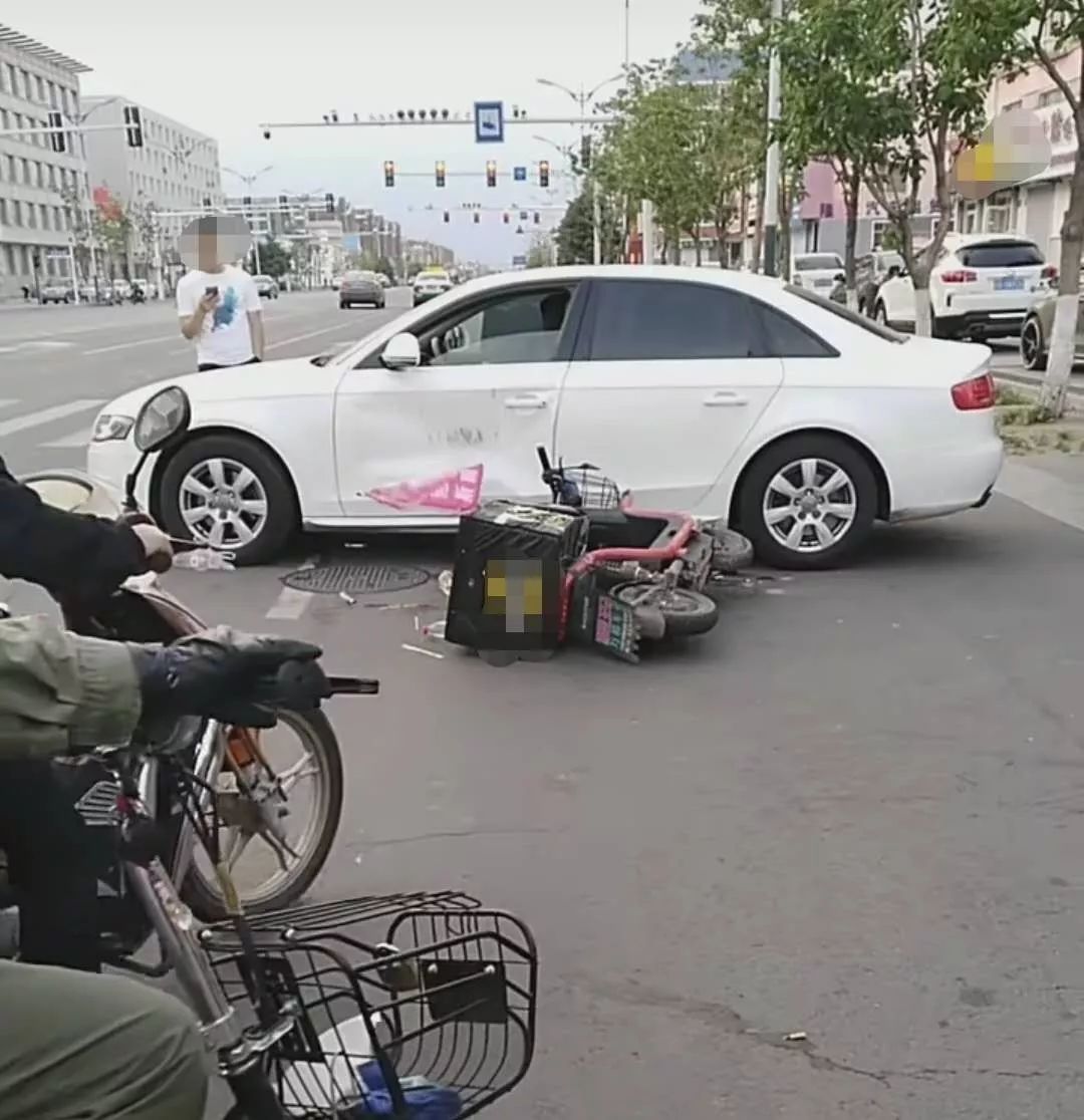 看到了一個交通事故,一輛白色轎車和一輛送外賣的電動車相撞,看情形是