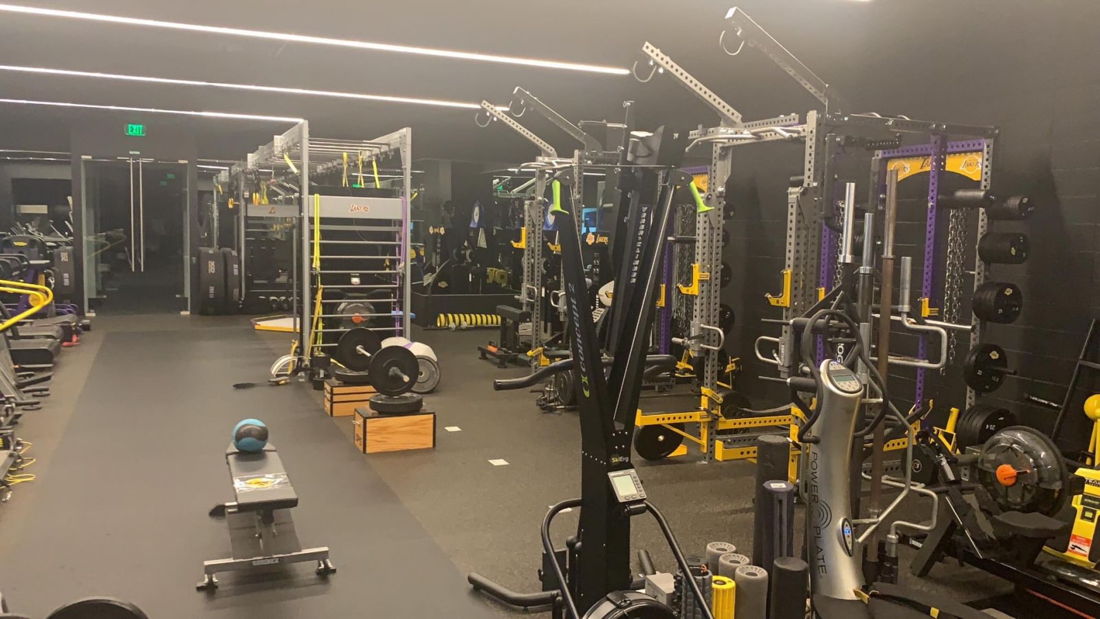 原创和科比一模一样詹姆斯结束假期凌晨四点出现在湖人训练馆