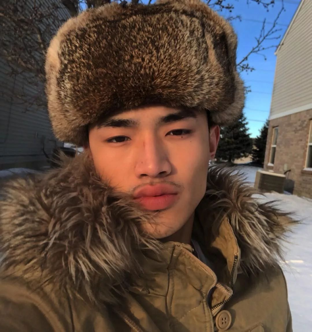 原创非亚混血男模走红网络这脸真的很有特色